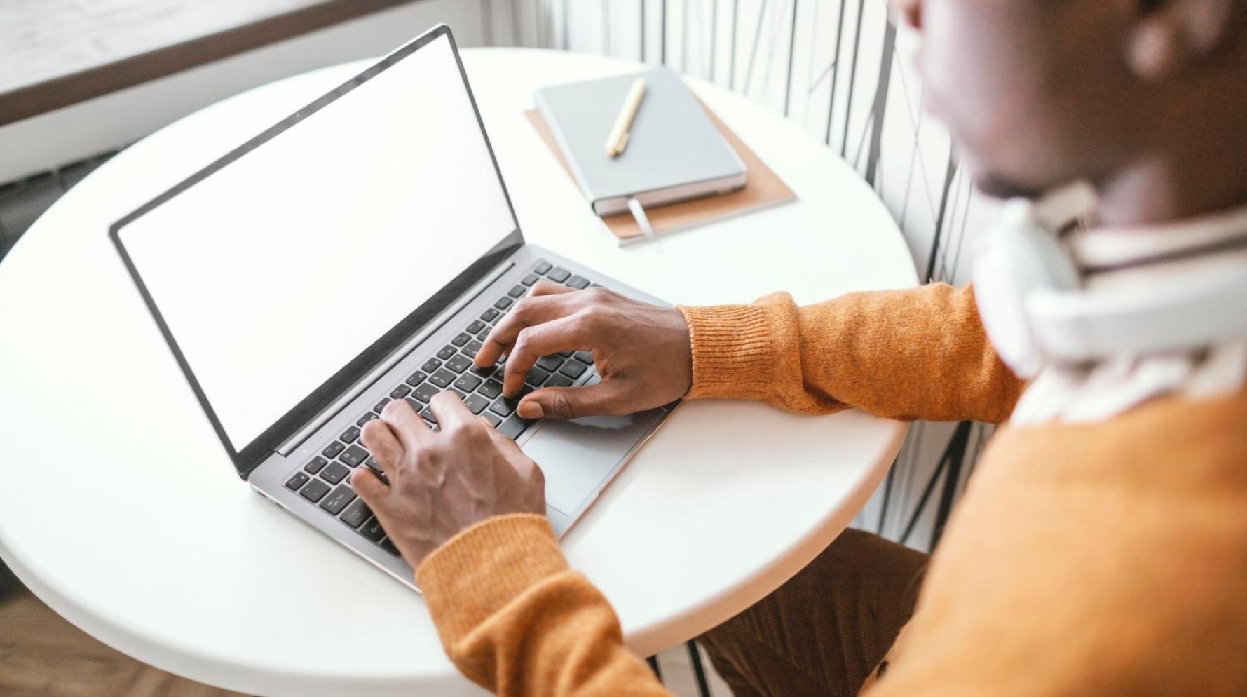 Profesionales analizando presupuestos empresariales en una presentación ejecutiva