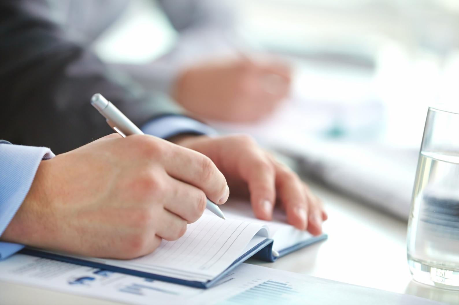 Vista exterior del edificio de Gowildtreks en Avenida Washington, Málaga, con fachada moderna y acceso principal
